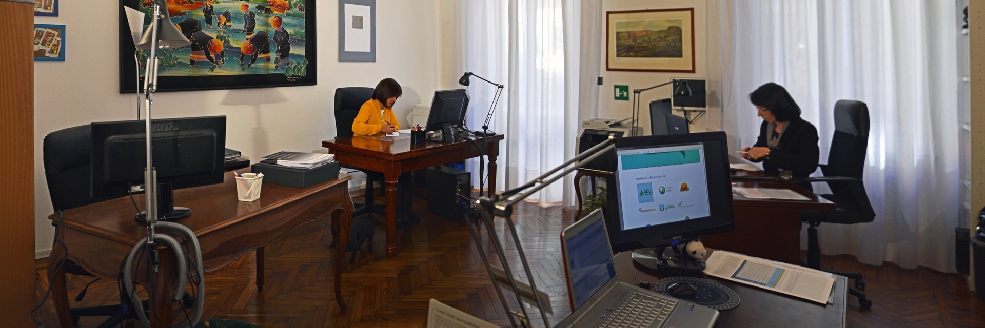 Lo studio centrale (segreteria - assistenza clienti)<br />con le assistenti Angela e Monica al lavoro